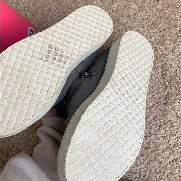 Gray hidden heels booties - Picture 7 of 7